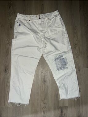 Universal Thread White Boyfriend Jeans Size 16/33R – Blue Stitching, Raw Hem